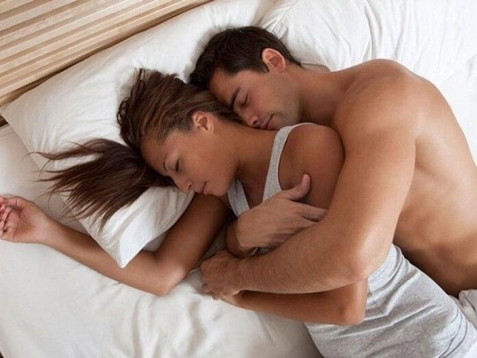 женщина в постели с мужчиной, усилившим потенцию